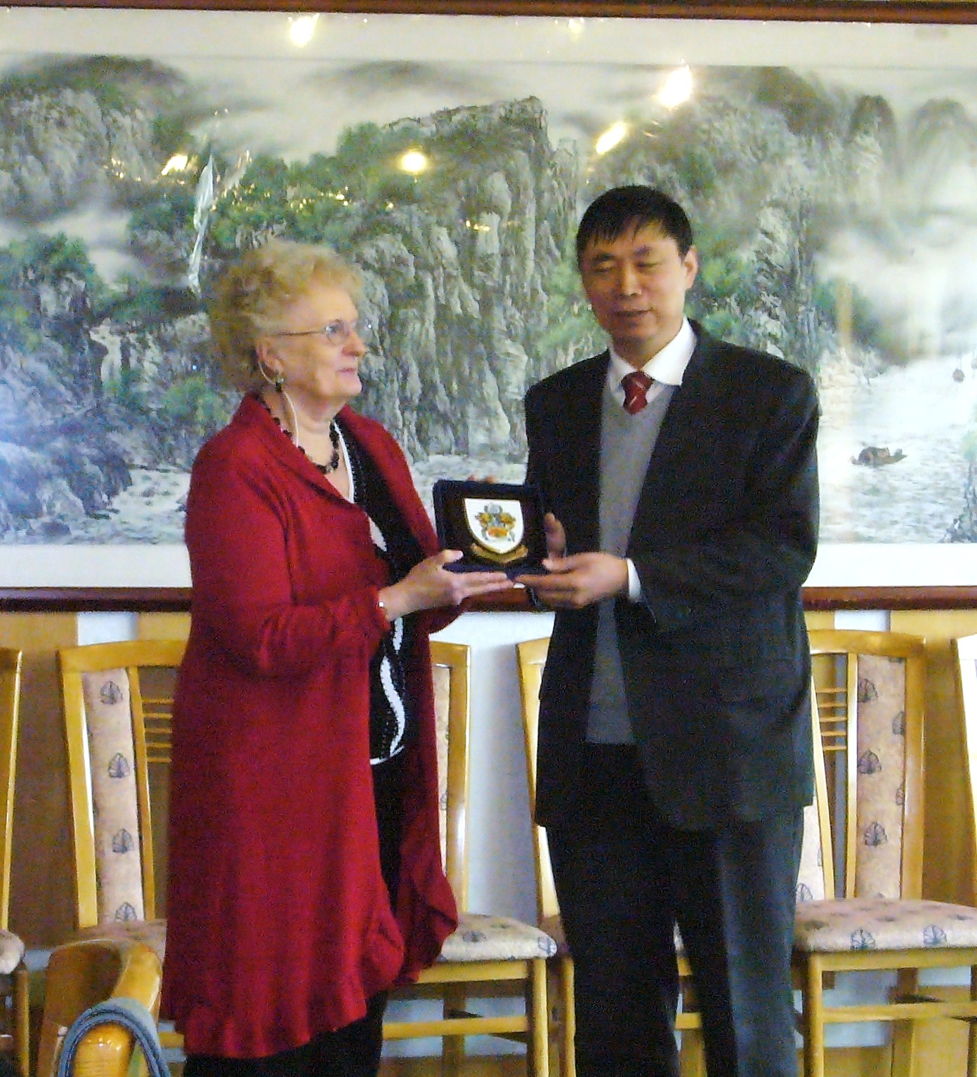 Mayor receiving gift from Weihai official