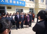Mayor and Andrew North with Weihai children - April 2012