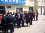 Mayor and Andrew North with Weihai children - April 2012