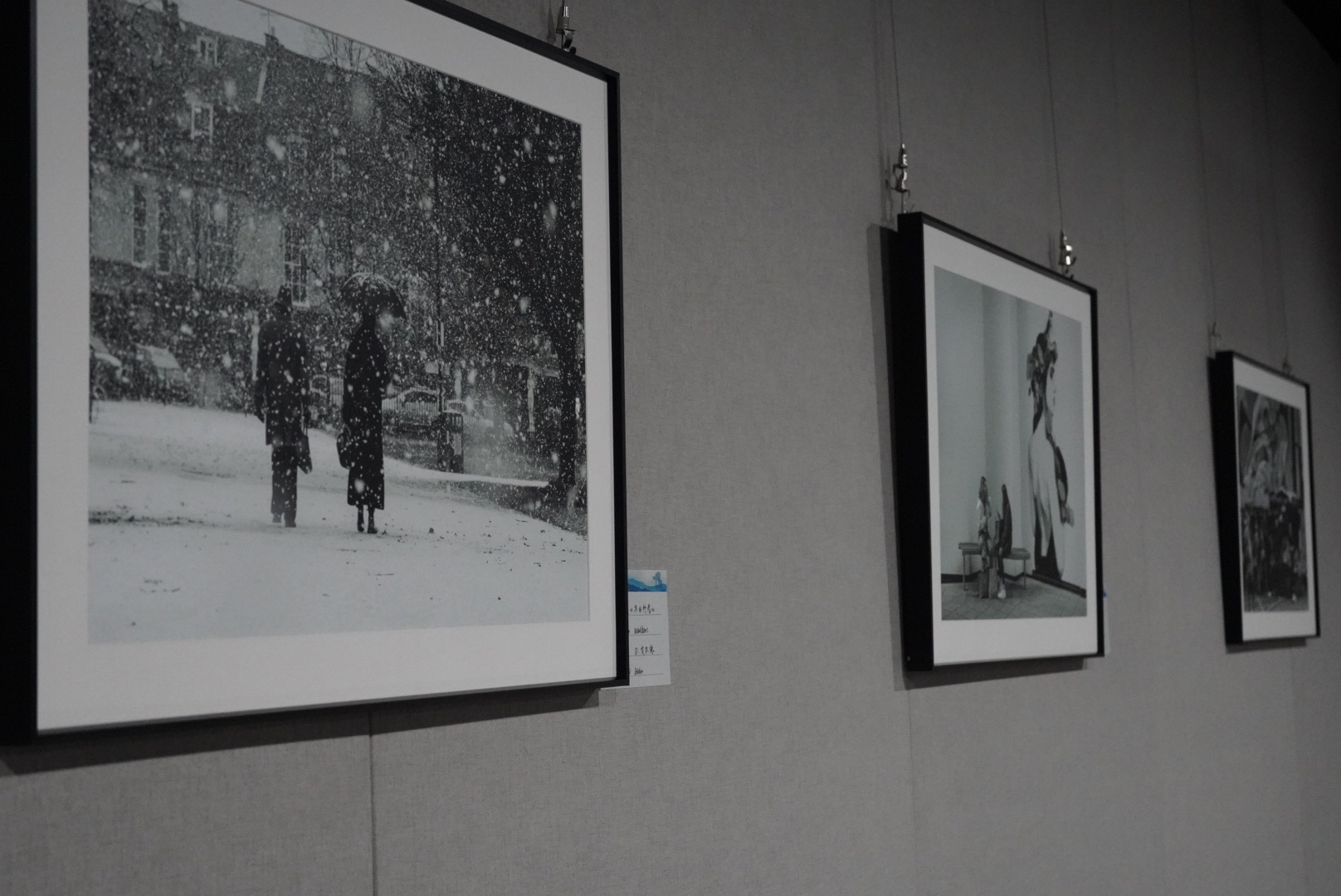 Three images shown in the Weihai photo exhibiton
